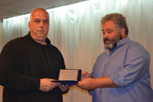 Η στιγμή απονομής τιμητικής πλακέτας στον Αντιπρόεδρο της Λέσχης 4Χ4 Πάτρας κ. Γεωργιόπουλο Ανδρέα από τον κ. Καλλιάνο Ιωάννη, μέλος του ΔΣ της Γ΄ ΚΟΠ.